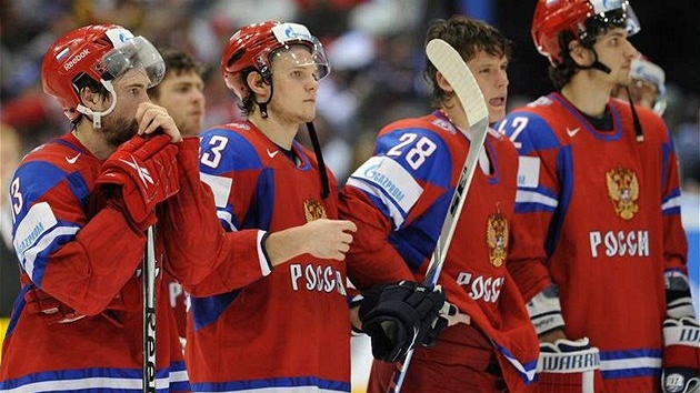 ZKLAMÁNÍ. Ruští hokejisté smutně hledí po finálové prohře s Českem na mistrovství světa 2010