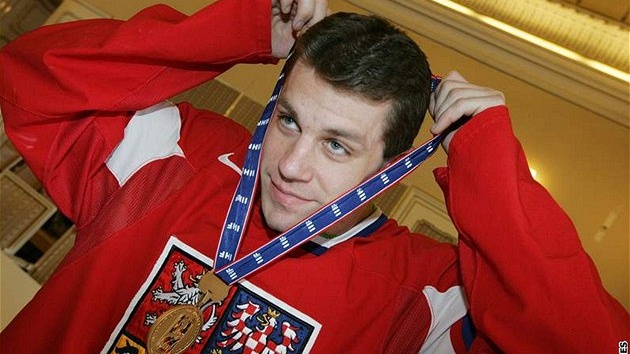 SE ZLATEM. Hokejový úto�ník Petr Hubá�ek s nejcenn�j�í medailí z MS 2010