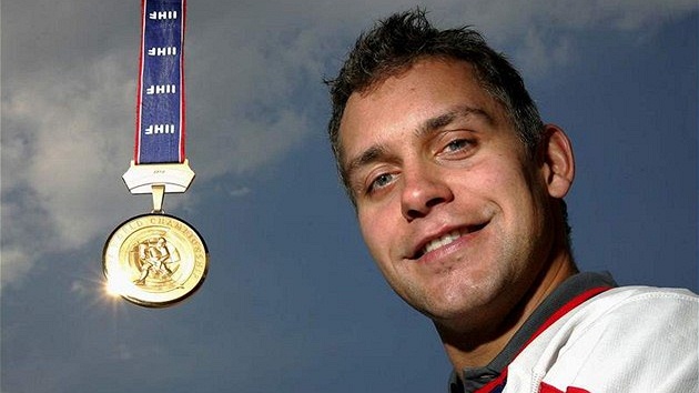 SE ZLATEM. Hokejový obránce Petr Gřegořek s nejcennější medailí z MS 2010