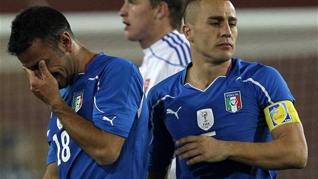Italský kapitán Fabio Cannavaro (vpravo) a  Fabio Quagliarella proívají bezmoc, jejich tým na MS koní