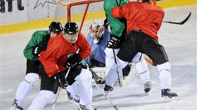 BEZ PRÁCE. Hokejisté, kteí chtli hrát v týmu HC Lev, jsou bez práce. Je mezi nimi i Jaroslav Bedná (vlevo u puku)