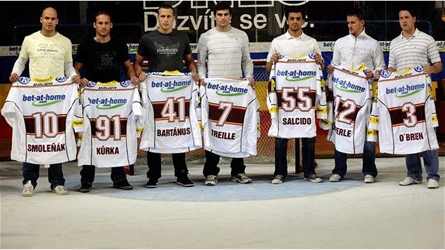 TO JSOU ONI. Posily hokejové Sparty zleva: Radek Smole�ák, Tomá� K�rka, Marek Bartánus, Yorick Treille, Brian Salcido, Tomá� Pöpperle a Doug O´Brien