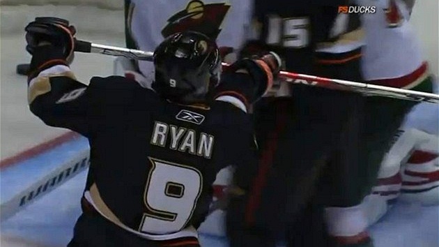 DÍKY ZA H�L, KAPITÁNE. Bobby Ryan z Anaheimu ukazuje Mikko Koivovi z Minnesoty, �e dal gól s jeho hokejkou