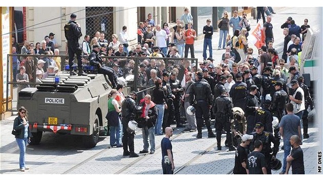 Pravicov radiklov na 1. mje v Brn - kdo se chtl k akci pipojit, musel podstoupit dkladnou prohldku policist