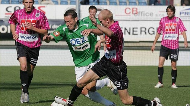 �eské Bud�jovice - Jablonec: jablonecký Michálek se probíjí obranou domácích