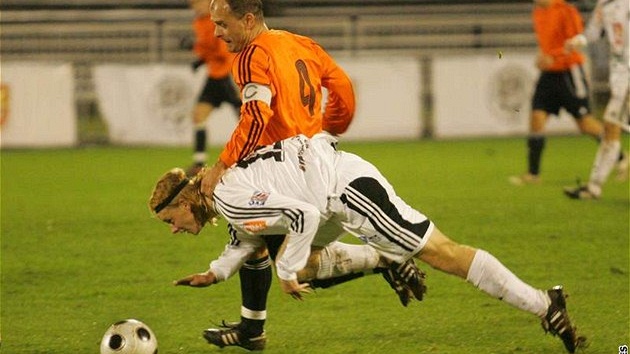 Hradec Králové - Fulnek: Souboj královéhradeckého Davida P�ibyla (dole) s Tomá�em Vajdou