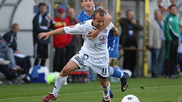 Slovácko - Baník Ostrava: Filip Racko (v bílém) a Petr Toma�ák