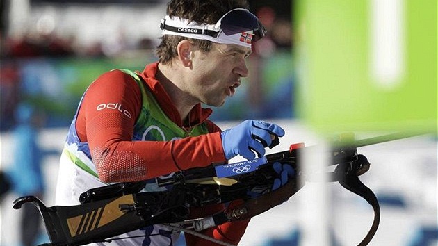 SBĚRATEL OLYMPIJSKÝCH MEDAILÍ. Norský biatlonista Ole Einar Bj§orndalen si v závodu na 20 kilometrů doběhl pro stříbrnou medaili, jeho desátou olympijskou.
