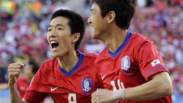 Korejec Čong-su (vpravo) se raduje se spoluhráčem Čong-uem ze svého gólu do sítě Řecka.