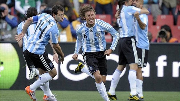 Argentinský obránce Gabriel Heinze slaví svóu trefu v zápase s Nigérií.