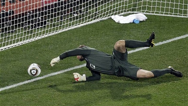 MINELA. Anglický branká� Green daroval fotbalist�m USA hodn� snadný gól.