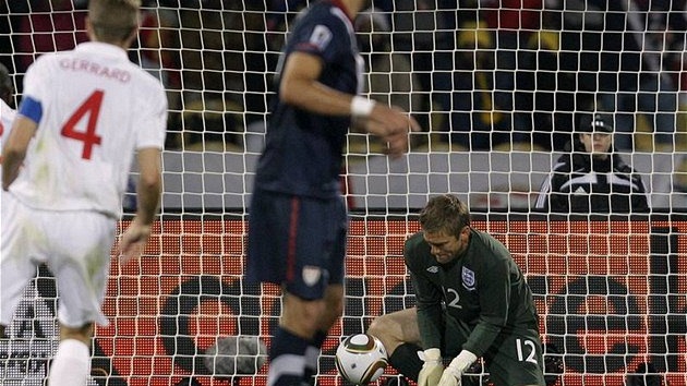 PROPUSTIL. Anglický gólman Green neudr�el st�elu z kopa�ky amerického zálo�níka Dempseyho a pustil tak laciný gól.