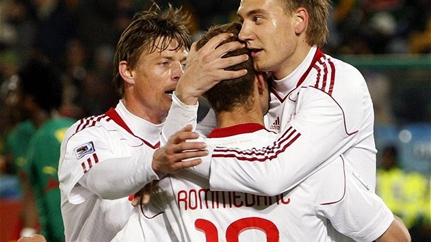 Fotbalisté Dánska gratulují spoluhráči Bendtnerovi (vpravo) k jeho trefě proti Kamerunu.