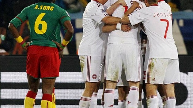 NEZÁVIDĚNÍHODNÝ POHLED. Kamerunec Song (vlevo) sleduje oslavy druhého gólu Dánů.