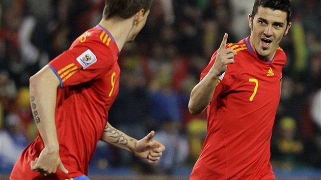 ÚTOČNÉ DUO. Španěl Villa se raduje ze své trefy proti Hondurasu s parťákem z útoku Torresem (vlevo).