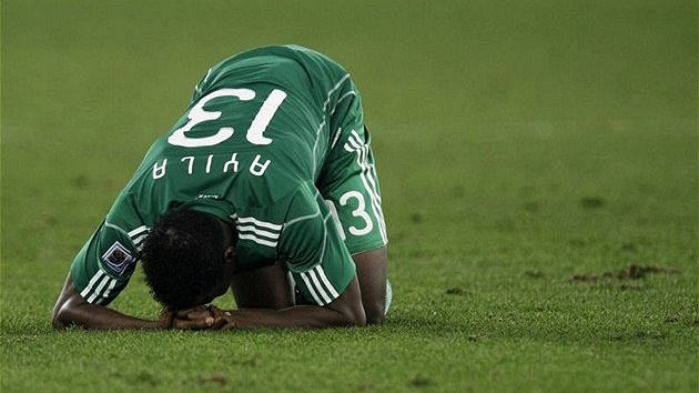Nigérijec Yussuf Ayila lituje remízy s Koreou, která znamená pro jeho mužstvo konec na šampionátu.