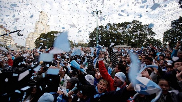 OSLAVY V BUENOS AIRES. Postup Argentiny slavily v Jižní Americe davy lidí.