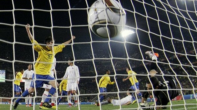 PRVNÍ GÓL. Juan st�ílí první gól Brazilc� do sít� Chile.
