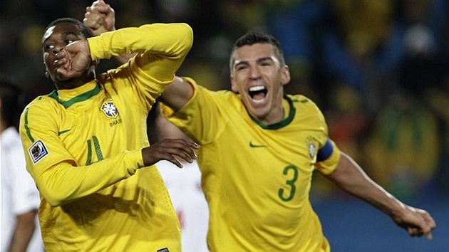 JE TAM! Brazilci Juan (vlevo) a Lucio slaví první gól v osmifinále MS proti Chile.