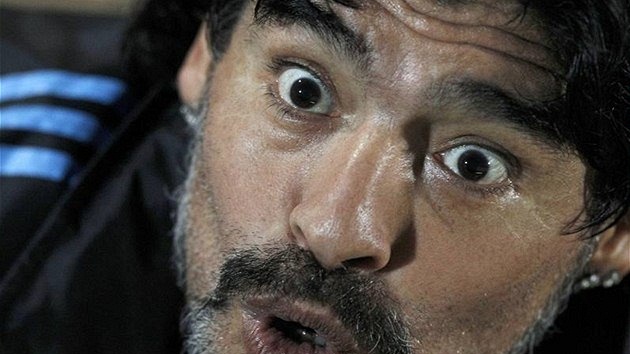 JSI NERFÓZNÍ, SCHWEINSTEIGERE? Diego Maradona, kou Argentiny, vrací nmeckému hrái úder.