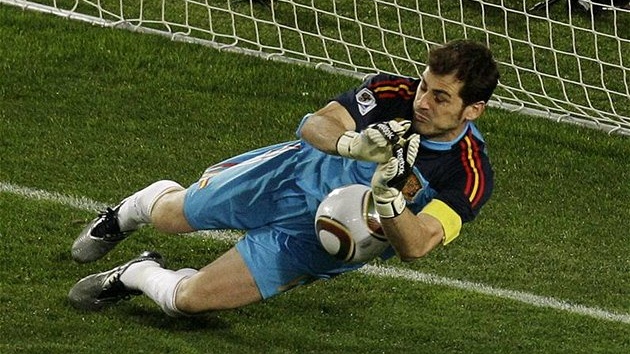 PODR�EL. �pan�l Casillas penaltu paraguayského úto�níka Cardoza chytil.