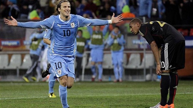 VEDEME! Uruguayský útočník Forlán se raduje z gólu na 2:1 proti Německu.