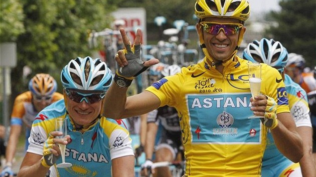 TETÍ TRIUMF. Jedu si pro tetí vítzství Tour de France, ukazuje Alberto Contador bhem poslední etapy letoního roníku slavného závodu.