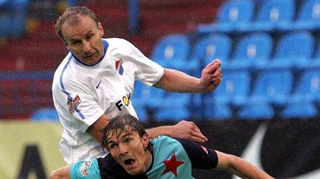 Slávista Milan �erný (dole) v hlavi�kovém souboji s René Bolfem z Ostravy.