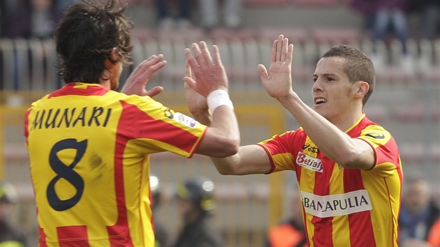 RADOST LECCE. Alírský záloník Djamel Mesbah (vpravo) oslavuje svj gól se spoluhráem Gianni Munarim