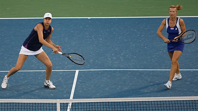 eská tenistka Kvta Peschkeová (vpravo) s Katarinou Srebotnikovou ze Slovinska ve finále turnaje v Dubaji 