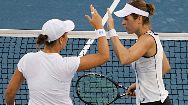 Amerianka Liezel Huberová (vlevo) a Maria Jose Martinezová ze panlska se radují z vyhraného bodu ve finále turnaje v Dubaji