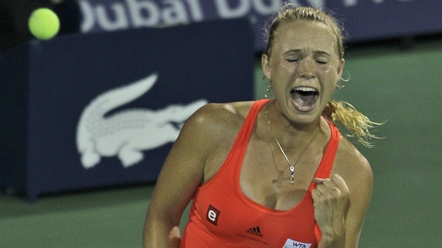 Dánská tenistka Caroline Wozniacká se raduje poté, co ve finále turnaje v Dubaji porazila Sv�tlanu Kuzn�covovou.