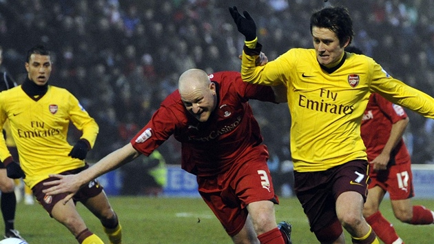 B̎ECKÝ SOUBOJ. Tomá� Rosický, zálo�ník Arsenalu (vpravo), sprintuje za mí�em vedle Andrewa Whinga z Leytonu Orient