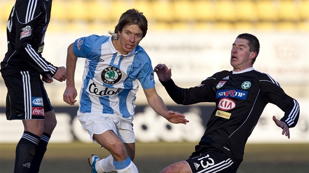 MEZI DV�MA. Luká� Opiela z Mladé Boleslavi (uprost�ed) proniká mezi p�íbramskými Zde�kem Koukalem (vlevo) a Tomá�em Pilíkem.