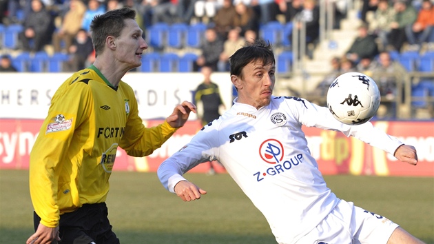 ODKOP. Michal Kordula ze Slovácka (vpravo) odkopává mí� p�ed úto�níkem Bohemians 1905 Milanem �kodou.