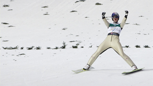DRUHÉ ZLATO. Thomas Morgenstern z rakouska si dolétl pro druhý titul na svtovém ampionátu v Norsku. Tentokrát uspl s rakouským týmem v souti drustev.   