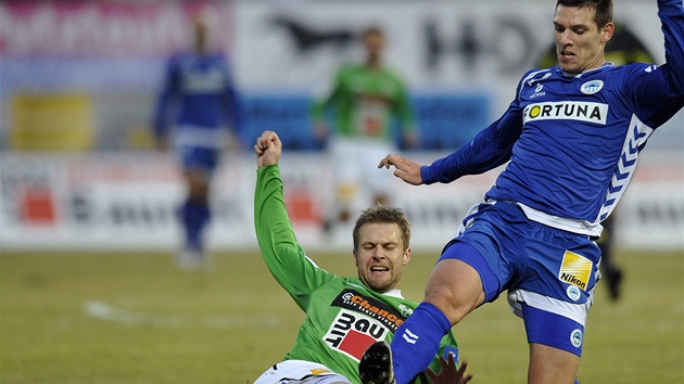 SKLUZ. Jablonecký Karel Piták zastavuje Renata Keli�e z Liberce. 