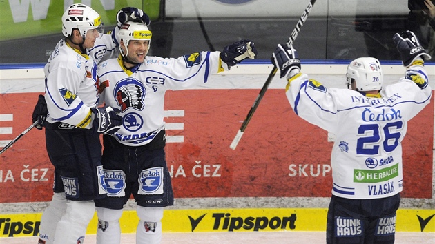 TRADINÍ SPOLUPRÁCE. Vlasák se Strakou pipravili branku pro Pavla Vostáka a jeho gól pak spolen oslavili. 