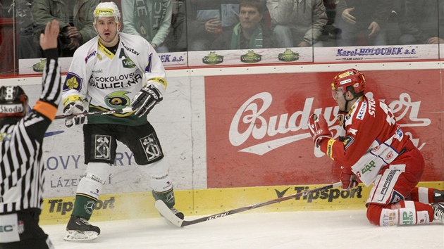 CO�E? Karlovarský úto�ník Jan Ko��ál se po st�etu se slávistou Poletínem diví rozhodnutí sudího. 