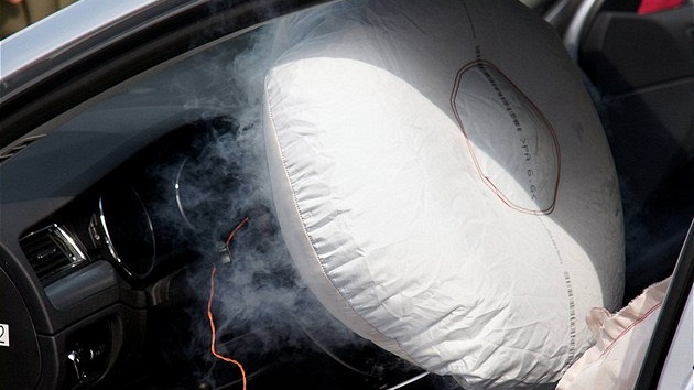 Simulovaný výbuch airbagu