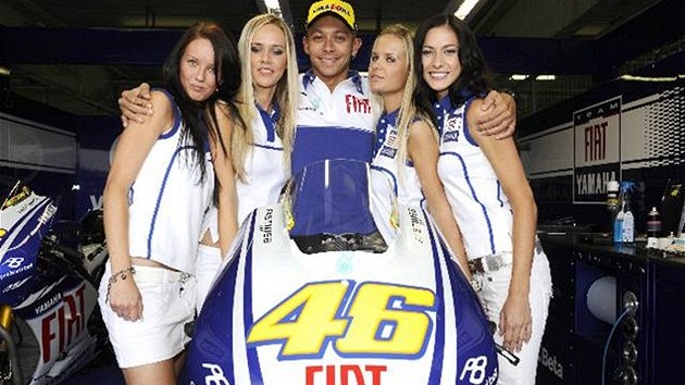 Tyhle dívky se podívaly do stáje Fiat Yamaha Teamu a jeho jezdce Valentina Rossiho loni