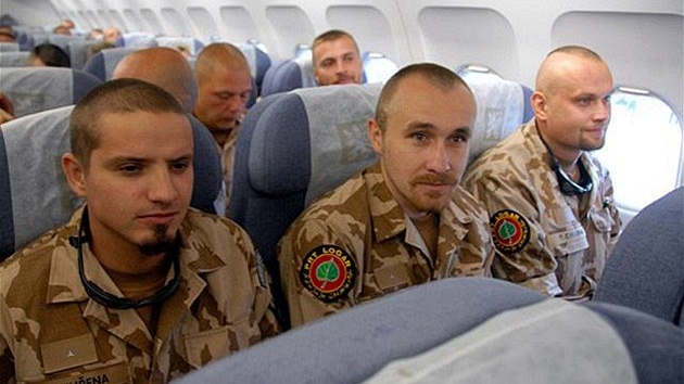 Bez schválení mandátu pro vojáky by se ei ze zahranií museli stáhnout. Foto z odletu do Afghánistánu ze srpna 2008.