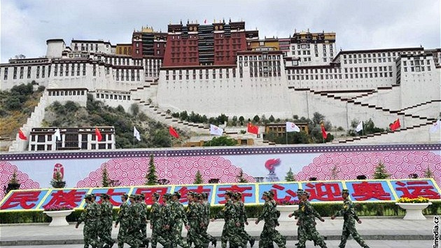 Tibetské mnichy na kadém kroku hlídají policisté v civilu. (na pozadí)