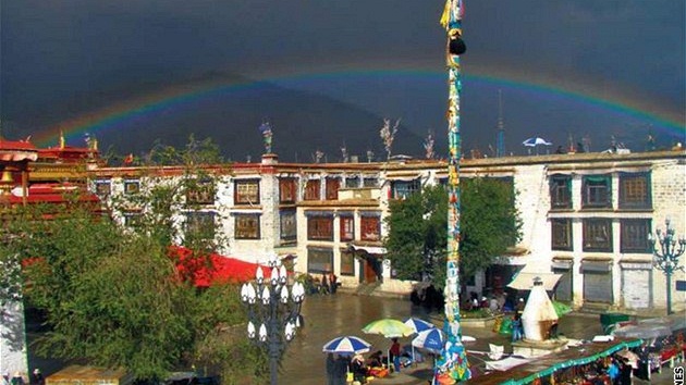 Nad Lhasou zata�eno. Bou�e nad tibetskou metropolí po chvíli ustala, ale symbolicky z�stává po celém Tibetu "zata�eno" u� padesát let.