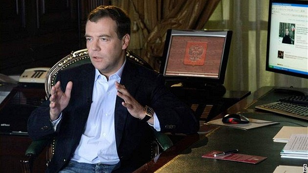 Ruský prezident Dmitrij Medvedv natáí videoblog pro ruskou verzi LiveJournal. (22. dubna 2009)