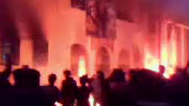 Zábry z amatérského videa, které údajn zachycují hoící policejní stanici v libyjském Tobruku (21. února 2011)