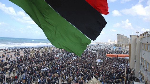 Záběry z libyjského Benghází, jak je zveřejnila agentura AP. Ta zároveň uvedla, že nemá, jak informace o snímku ověřit (21. února 2011)