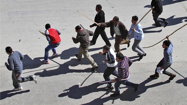 Provládní demonstranti nahánjí s klacky oponenty jordánského reimu (18. února 2011)