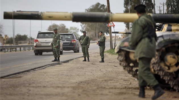 Vojáci, kteí jsou stále vrni reimu Muammara Kaddáfího steí silnici nedaleko msta Zavíja (28. února 2011)