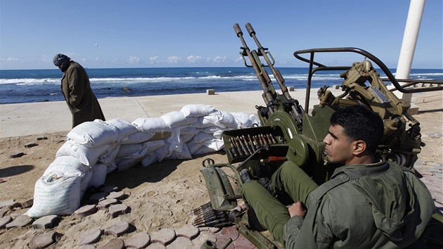 Protivládní povstalci steí u protiletadlových zbraní nedaleko msta Benghází moe, odkud by mohli Kaddáfiho vrní zaútoit. (28. února 2011)